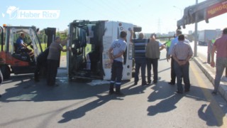 Servis minibüsü ile kamyonet çarpıştı, 17 işçi yaralandı