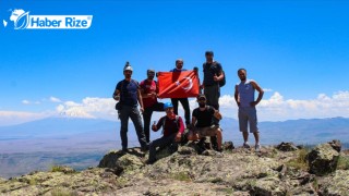 Bir grup dağcı Tekelti Dağı'na tırmandı