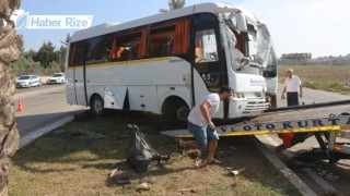 Devrilen okul servisindeki 19 kişi yaralandı