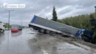 Tırın bariyerlere çarpması sonucu sürücü yaralandı