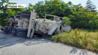 Virajı alamayan beton mikseri devrildi