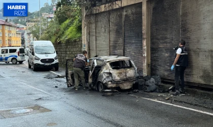 Rize’de park halindeki otomobil yandı