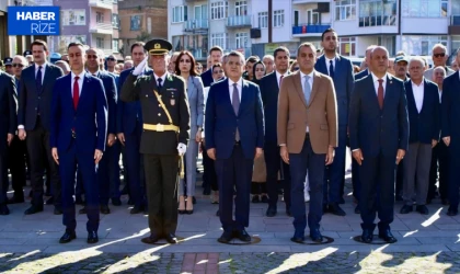 Cumhuriyet Bayramın'da çelenk sunma töreni düzenlendi